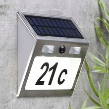 Laden Sie das Bild in den Galerie-Viewer, Solarbetriebene Edelstahl-LED-Hausnummer, 18 x 4,5 x 15,5 cm