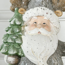 Laden Sie das Bild in den Galerie-Viewer, Weihnachtsdeko, Weihnachtsmann mit Tanne und Laterne, warme LED-Beleuchtung, Batteriebetrieb, In- und Outdoor, 55 cm