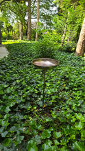 Laden Sie das Bild in den Galerie-Viewer, Vintage Vogelbadbrunnen aus Kupfer. Mit zwei Vögelchen als Dekoration.