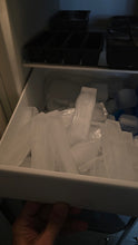 Laden Sie das Bild in den Galerie-Viewer, Coole Drinks, edle Form: 4er-Silikon-Eiswürfelform für extra lange Eiswürfel