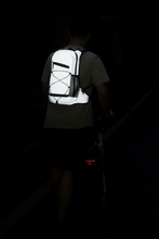 Laden Sie das Bild in den Galerie-Viewer, Reflektierender Leucht-Rucksack. 8 Liter. Kleines Raumwunder.