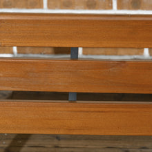Laden Sie das Bild in den Galerie-Viewer, Parkbank mit Rückenlehne. 120 cm Breite. Dunkles Holz. 2-Sitzer. Im typischen Parkbank-Look. Lamellen.
