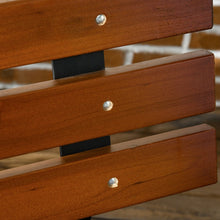 Laden Sie das Bild in den Galerie-Viewer, Parkbank mit Rückenlehne. 120 cm Breite. Dunkles Holz. 2-Sitzer. Im typischen Parkbank-Look. Lamellen.