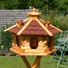 Laden Sie das Bild in den Galerie-Viewer, Vogelhaus 36 cm x 57 cm. Höhe: 1,42 Meter. Sechseckig aus Holz mit 3 Gauben. Bitumen-Dach. Wetterfest.