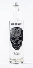 Laden Sie das Bild in den Galerie-Viewer, 0,7 Liter Iordanov Vodka Diamond Skull Edition aus ca. 1000 Kristallen (57,00€ / L.)