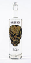 Laden Sie das Bild in den Galerie-Viewer, 0,7 Liter Iordanov Vodka Diamond Skull Edition aus ca. 1000 Kristallen (57,00€ / L.)