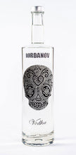 Laden Sie das Bild in den Galerie-Viewer, 0,7 Liter Iordanov Vodka Diamond Skull Edition aus ca. 1000 Kristallen (57,00€ / L.)