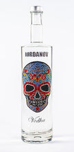 Laden Sie das Bild in den Galerie-Viewer, 0,7 Liter Iordanov Vodka Diamond Skull Edition aus ca. 1000 Kristallen (57,00€ / L.)