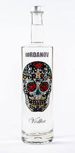 Laden Sie das Bild in den Galerie-Viewer, 0,7 Liter Iordanov Vodka Diamond Skull Edition aus ca. 1000 Kristallen (57,00€ / L.)