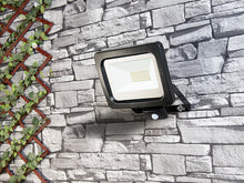 Laden Sie das Bild in den Galerie-Viewer, LED Flutlicht. Neues Modell. Mit Bewegungsmelder. 10 - 50 Watt.